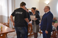 Wójt Sylwia Cieślar wręcza nagrody